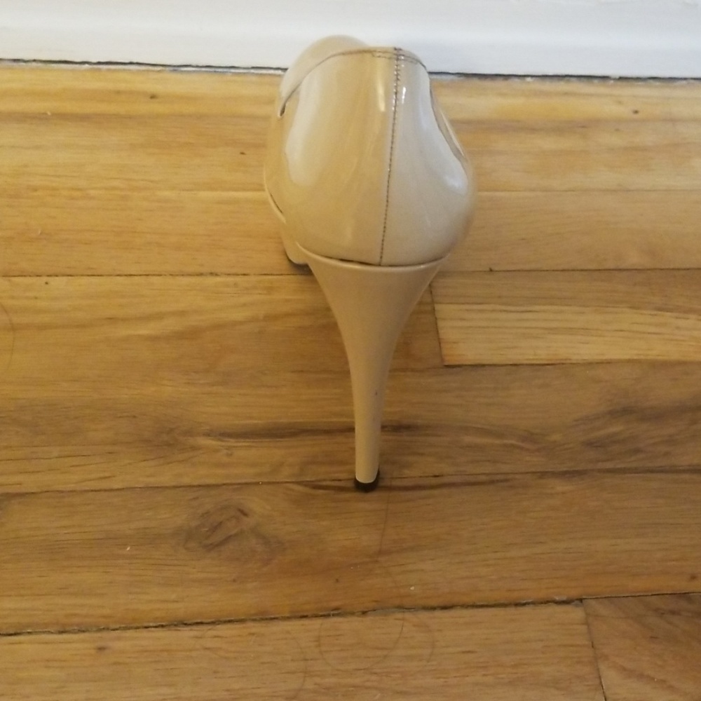 Stuart Weitzman - Picture 2 of 4